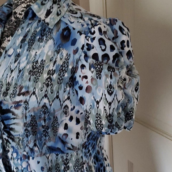 Joanna blue animal print button down top, size PS - Picture 4 of 4